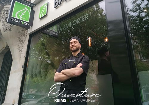 Photo de Camille Poyart franchisé de Reims devant son restaurant