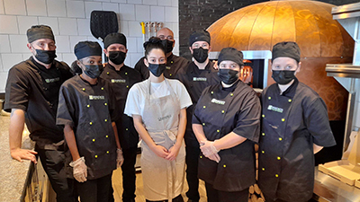 Photo de l'équipe d'Anrézieux-Bouthéon lors de l'ouverture du restaurant le 7 décembre