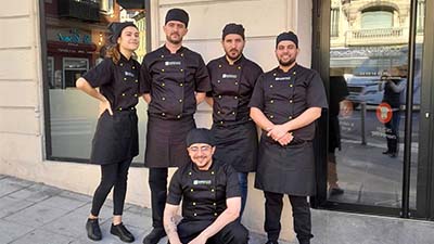 Photo de Gwen et son équipe pour l'ouverture du 3ème restaurant Basilic & Co Nice