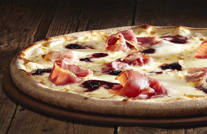 Photo de la pizza Gerezia-Iraty l'une des recettes inédites de la carte printemps-été Basilic & Co