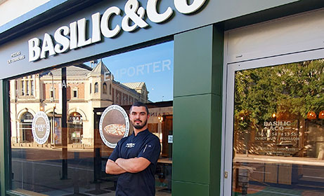 Jimmy Froufe, franchisé Basilic & Co à Blois lors de l'ouverture de son restaurant.